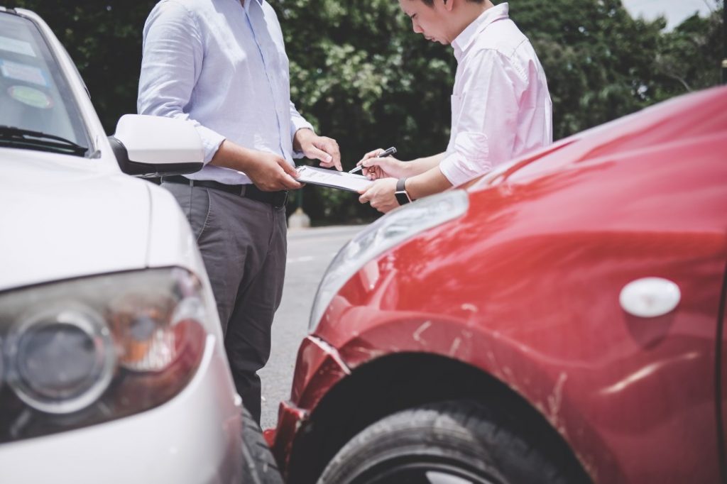 Accrochage dans un parking, que faut-il déclarer auprès de son assurance automobile ?